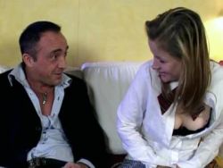 Blondes Teen lässt sich von älterem Mann die kahle Muschi vögeln