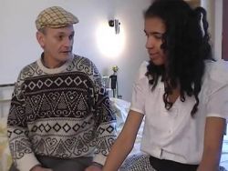 Der lüsterne Alte bietet dem heißen Teen an, die Miete mit Sex zu begleichen