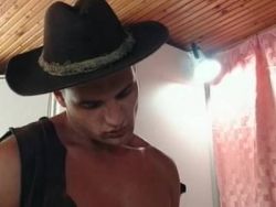 Die scharfe Bitch wird in ihre rasierte Vagina gerammelt
