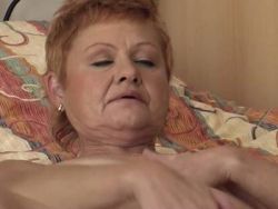 Geile Oma bespielt sich ihre Klit und fingert sich die behaarte Muschi