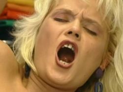 Hardcore bekommt geile Milf ihre haarige Fickspalte geleckt und gebumst