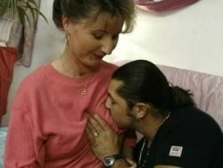 Im Vintage Sexvideo wird die behaarte Muschi geknallt