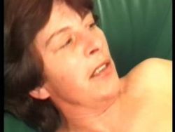 Reife Frau wird in ihre unrasierte Muschi genagelt