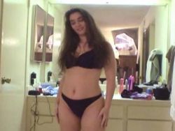 Sexy Amateurin mit einer struppigen Möse zeigt ihre XXL Glocken