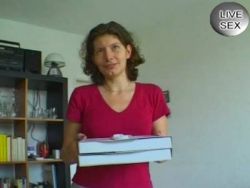 Notgeile Hausmilf rubbelt sich die rasierte Muschi