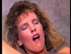 Dicker Schwanz rammelt Sexbombe in Muschi und Kehle