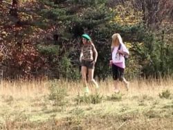 Notgeile Frauen teilen sich einen Pimmel im Wald