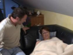 Die Frau hat große Titten