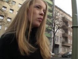Dralltittige Schlampe lässt sich die Pussy extrem poppen