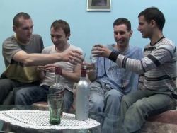 Vier scharfe Gays treffen sich zum Gruppenfick mit Trinkgelage
