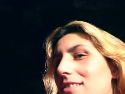 Amateurin verwöhnt steife Schwänze beim Gruppensex