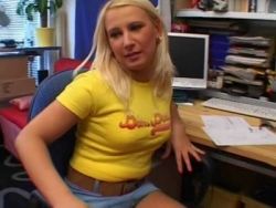 Blonde verschlingt den drallen Schwengel im Büro