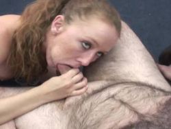 Das heiße Babe mit den handlichen Möpsen lässt sich die nasse Möse fingern