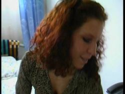Sexy Teeny mit gepiercten Nippeln masturbiert