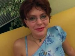 Eine geile Milf macht Solosex mit einem Sextoy