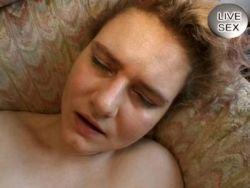 Fickgeile Hausfrau reibt sich die nasse Muschi vor den Augen eines Fremden
