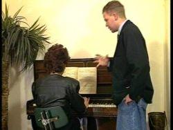 Reife Schülerin wird auf dem Klavier gefickt
