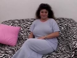 Reifes Weib mit vollen Hupen wird mit einem Sextoy genagelt