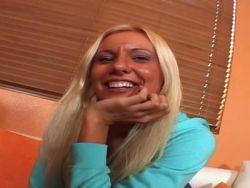 Blondine lässt sich die rasierte Möse nach dem Mundfick ficken