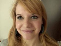 Die Frau wird in ihre enthaarte Vagina gefickt