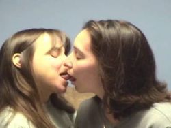 Die Tussi leckt ihrer Nachbarin vor dem Fick mit dem Gummischwanz die blanke Pussy feucht