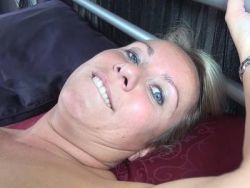 Die Tusssi massiert ihre blanke Pussy