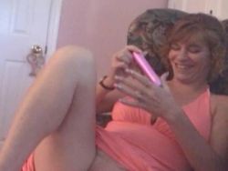 Die willige Hobbyhure fickt sich ihre rasierte Muschi mit einem Vibrator auf