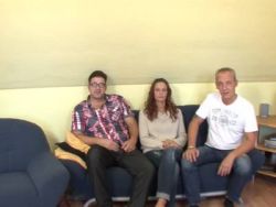 Unbehaarte Möse wird beim Dreier von zwei Pimmeln gerammelt