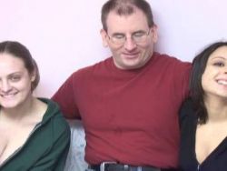 Der Mann bekommt seinen Lümmel geblasen
