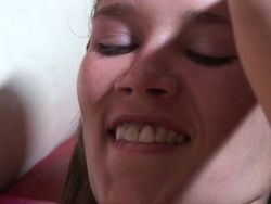 Die sexgeile Hobbyhure bläst ihrem Lover gekonnt den Kolben