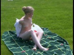 Wunderschöne dünne Hure nuckelt Pimmel