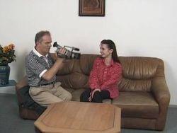 Buddy fickt das geile Girl nacheinander in die zarte Muschi und den mickrigen Arsch