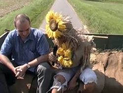 Im Stroh saugt das Fickstück dem Stecher seinen Penis