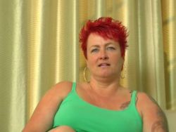 Dicktittiges Flittchen mit Nippelpiercing pimpert sich mit dickem Vibro Pimmel