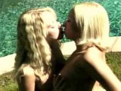 Die heißen Mädels schieben sich gegenseitig Luststäbe in die zarten Fotzen