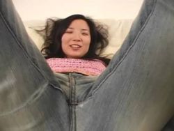 Mit einem Sextoy nagelt sich die Asiatin die blanke Muschi