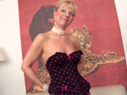 Mit ihrem pinken Sexspielzeug bumst sich die junggebliebene GILF in ihre fickgeile Muschi