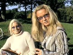 Auf dem Sofa masturbiert die geile gepiercte reife Blondine