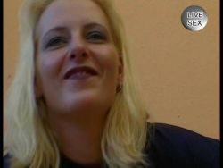 Blonde Hobbyhure lässt sich Vagina befummeln