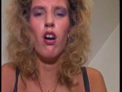 Blonde Schlampe lässt sich die Haarfotze im Vintage Pornovideo bumsen