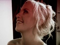 Blondine mit Silikon Hupen beim heftigen Rachenfick