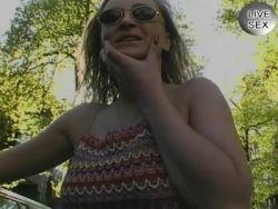 Die geile Blondine streichelt sich im Bad