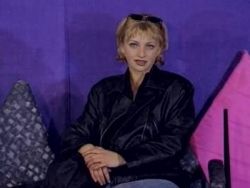 Die sexy blonde Hure besorgt es sich selbst