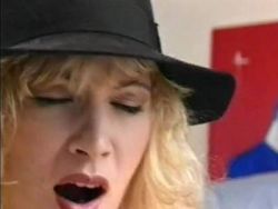 Die sexy Blondine im knappen Outfit verführt den Typen zum Ficken