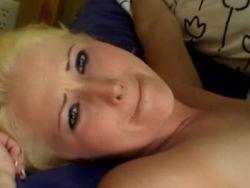 Die versaute Blondierte saugt einen prallen BBC
