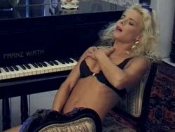 Erotische Blondine mit Naturtitten befriedigt sich alleine
