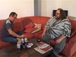 Das geile Babe spielt einen Orgsamus nach dem anderen