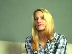 Der Orgasmus dieser tätowierten blondierten Sau ist derb
