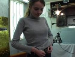 Junges Teen enthaart sich die haarige Möse