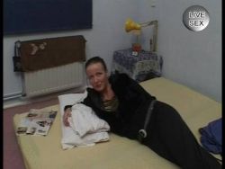 Teenager wird die rasierte Fotze genagelt